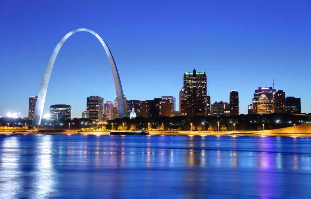 Night view of the arch in the St. Louis skyline